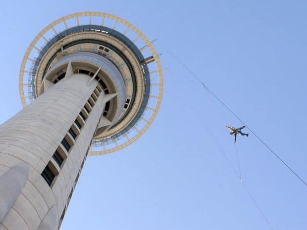 Base jumping din Sky Tower