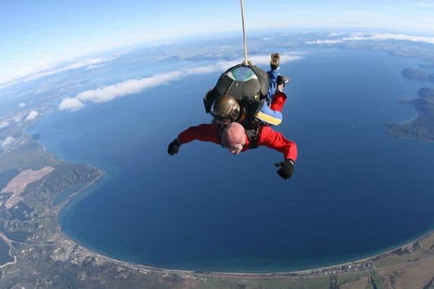 Sky diving peste Lacul Taupo