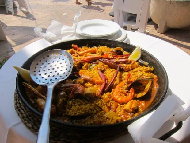 Paella pe plaja: yummy!