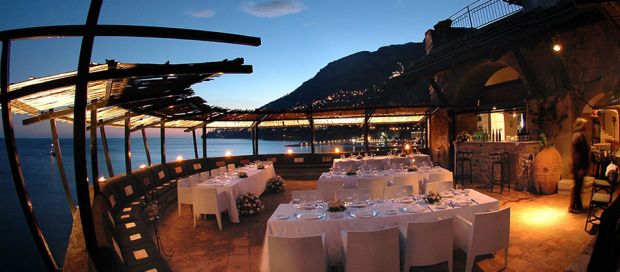 Savureaza bucataria italiana dintr-un restaurant cu vedere la coasta amalfitana