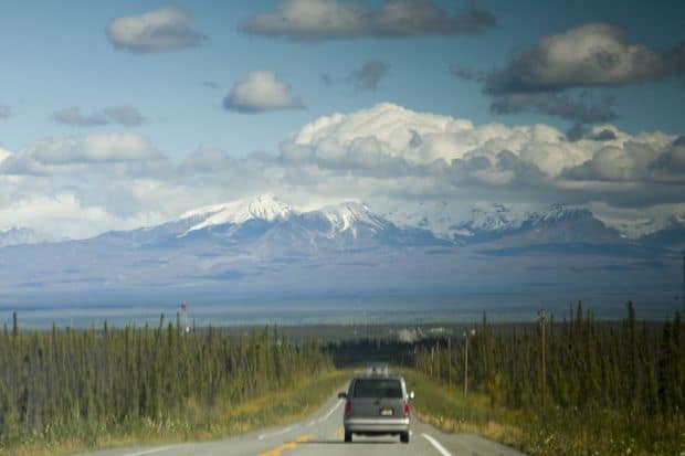 Sofatul prin Alaska poate fi romantic, atata vreme cat nu ramai inzapezit