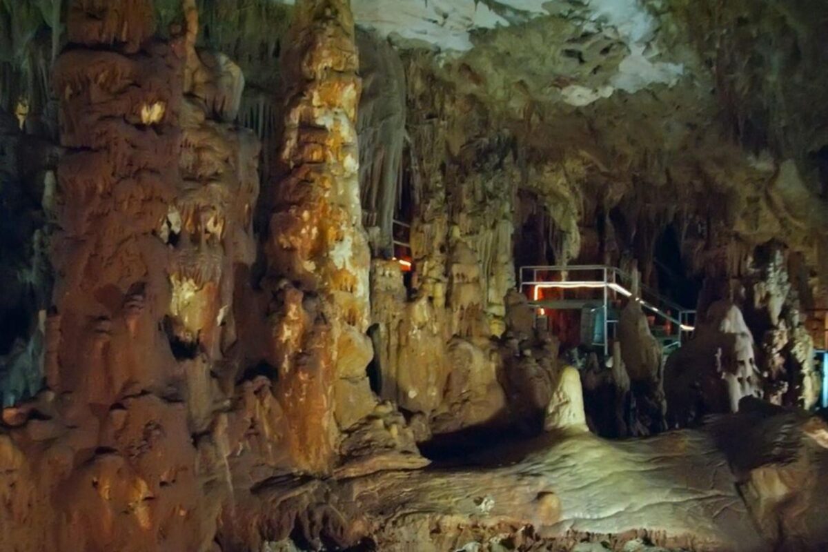 Peștera Petralona