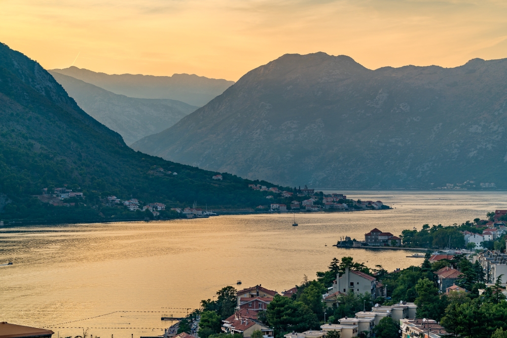 Apus peste Golful Kotor