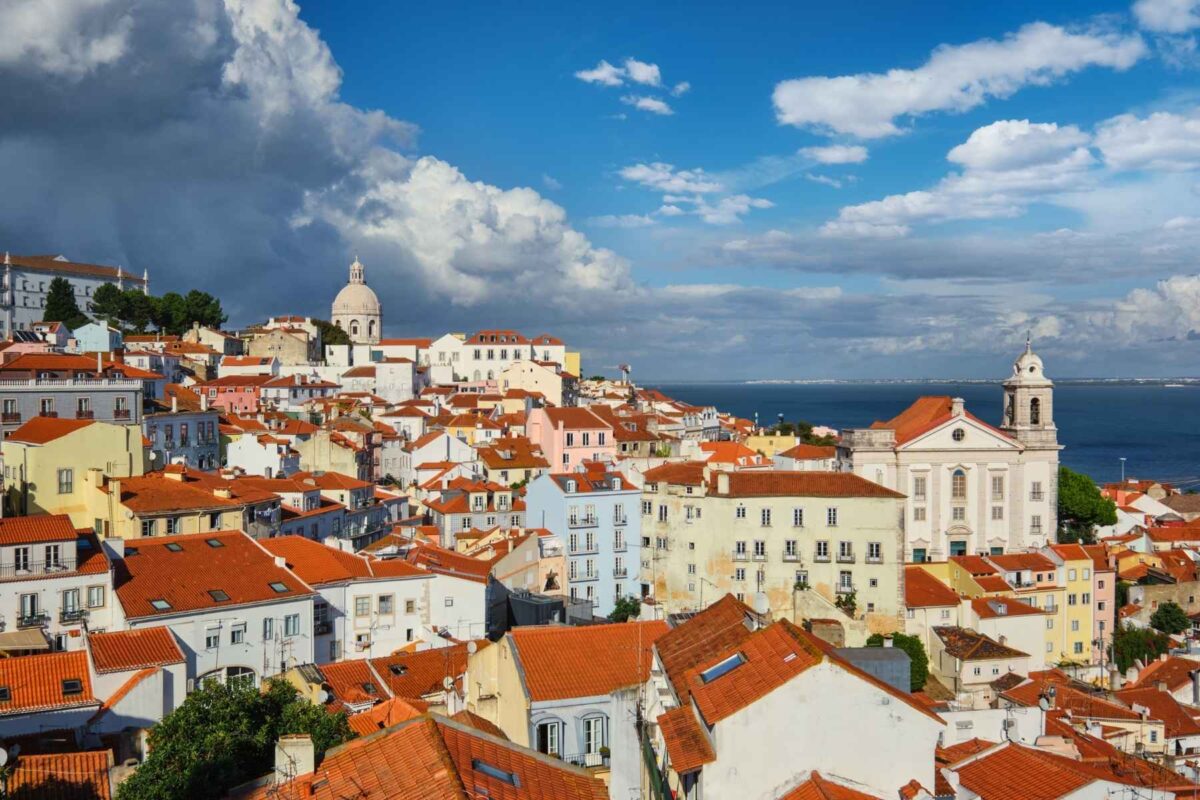 Priveliștea Lisabonei de la Miradouro de Santa Luzia